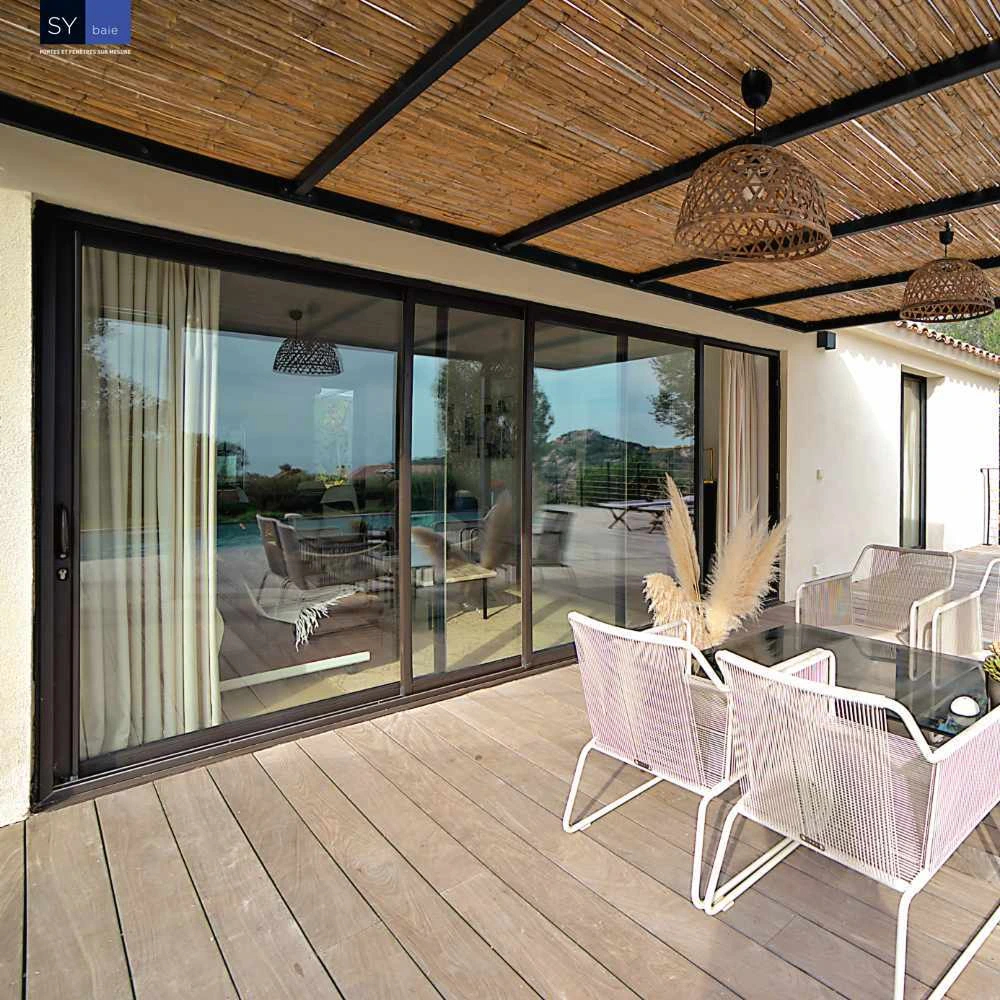 Extension maison moderne avec baies vitrées aluminium noires